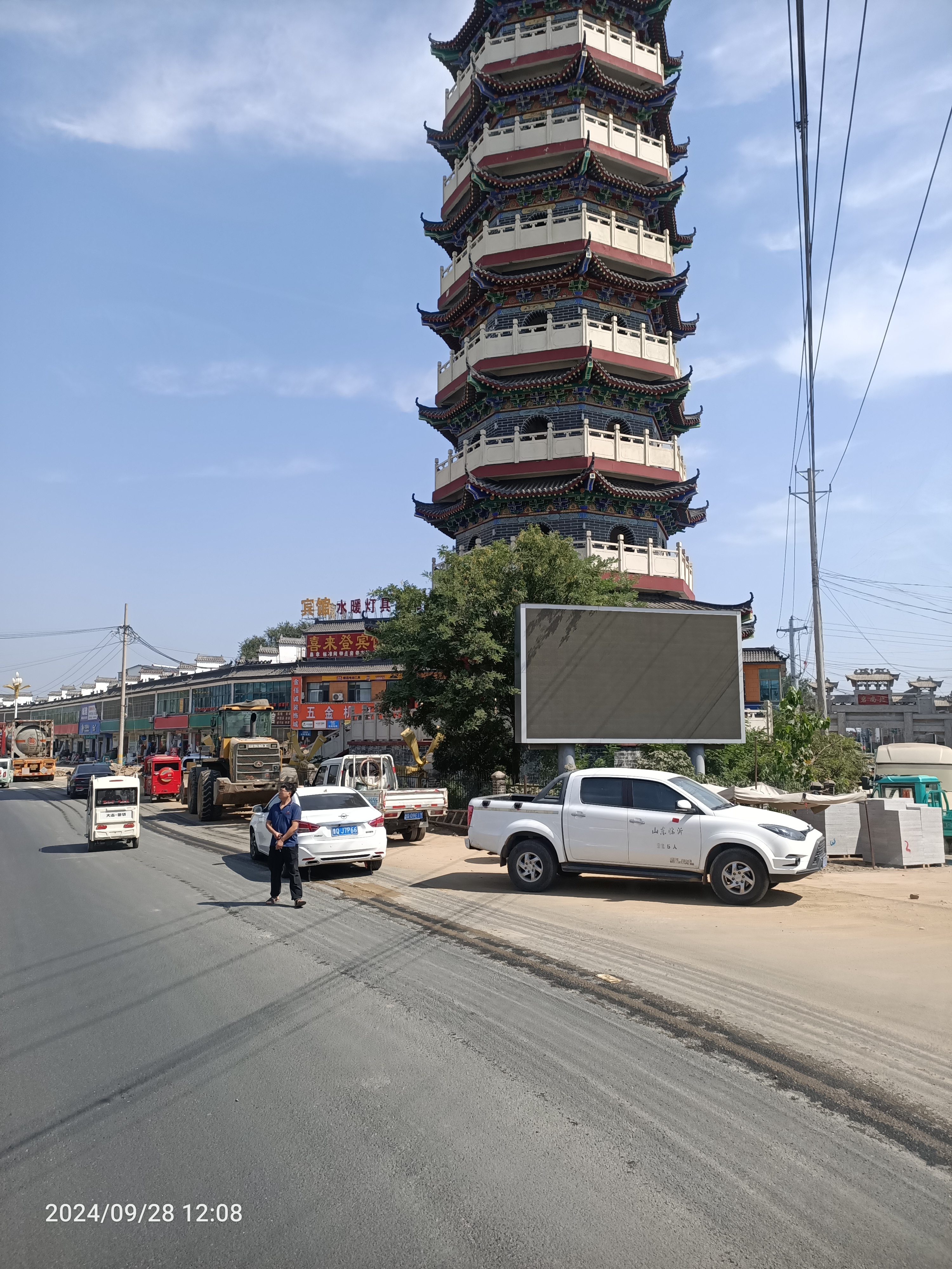 从枣庄拉了一车布,累坏了盖篷布,刚盖好,一阵风来全刮了,又从下面拖