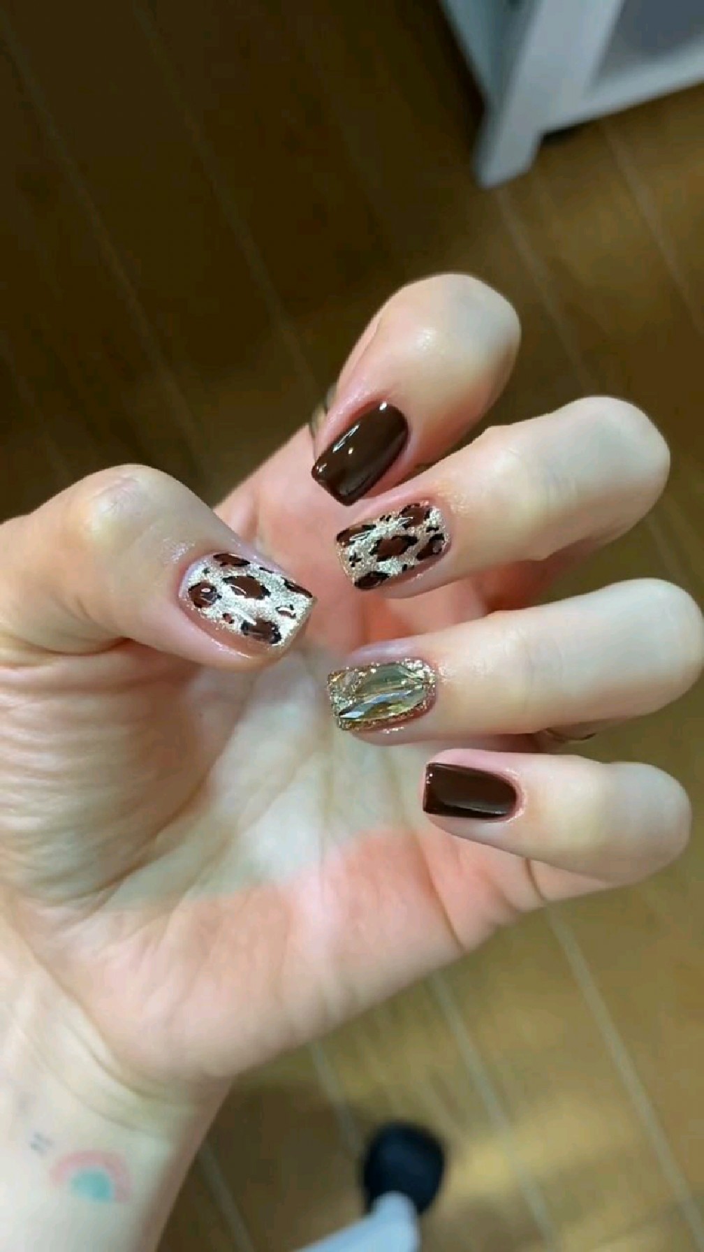 秋冬深色豹纹美甲