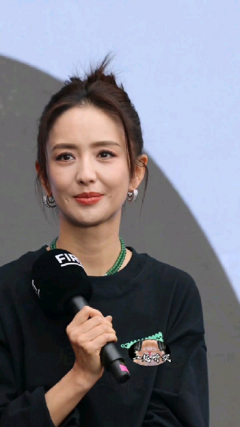41岁佟丽娅原相机下这怼脸状态如何?总感觉她眼里含着泪!