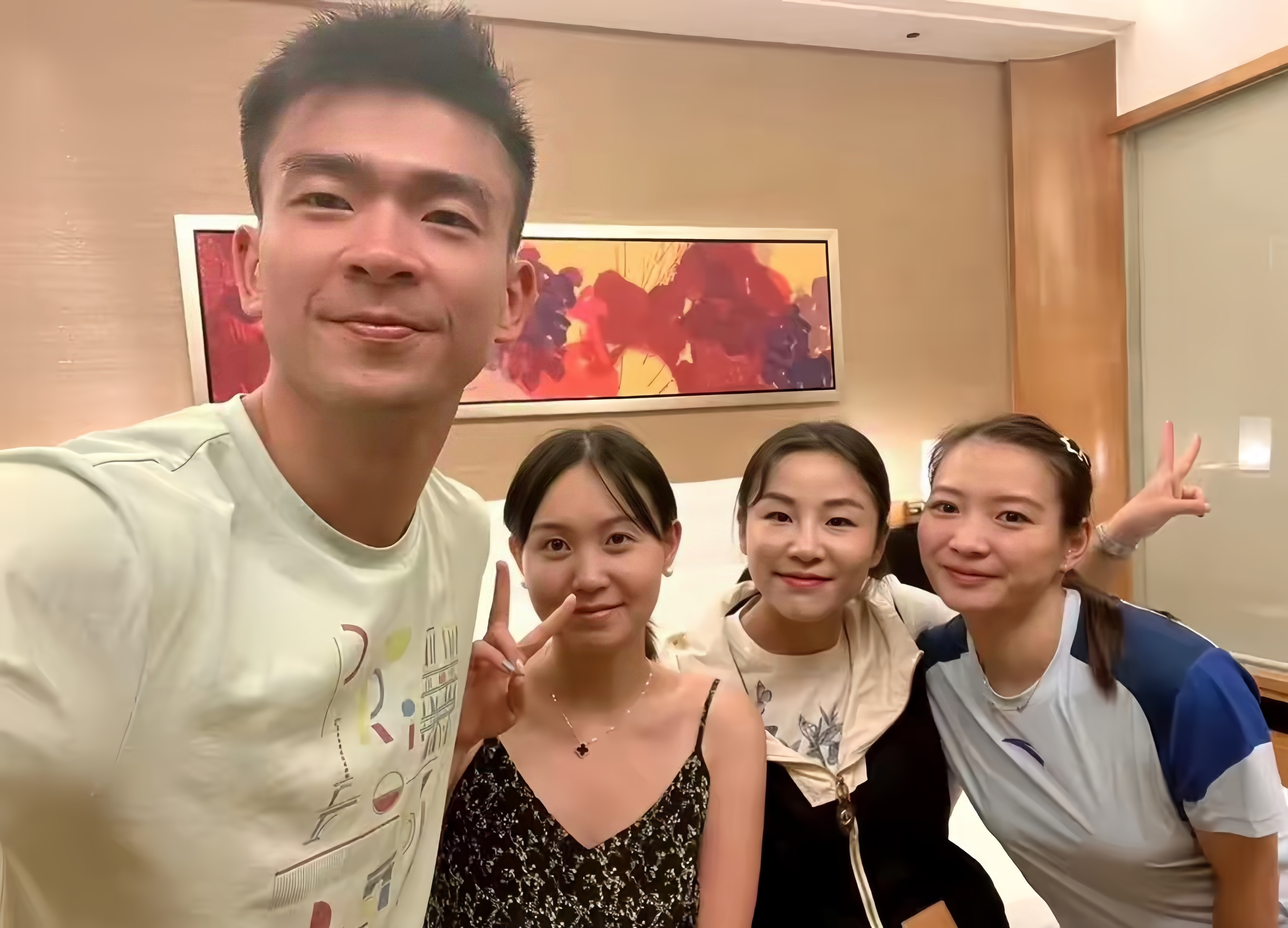 雅思组合黄雅琼与郑思维和马晋同框合影,画面温馨