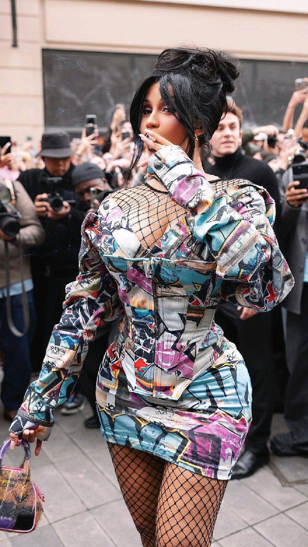 卡迪·b:秀场外表演独特魅力,个性穿搭引关注!