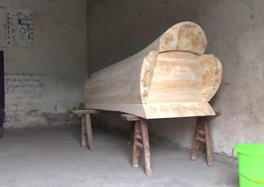 19年,76岁老太改嫁14次,患艾滋病卧床后,6个子女送棺材不愿管