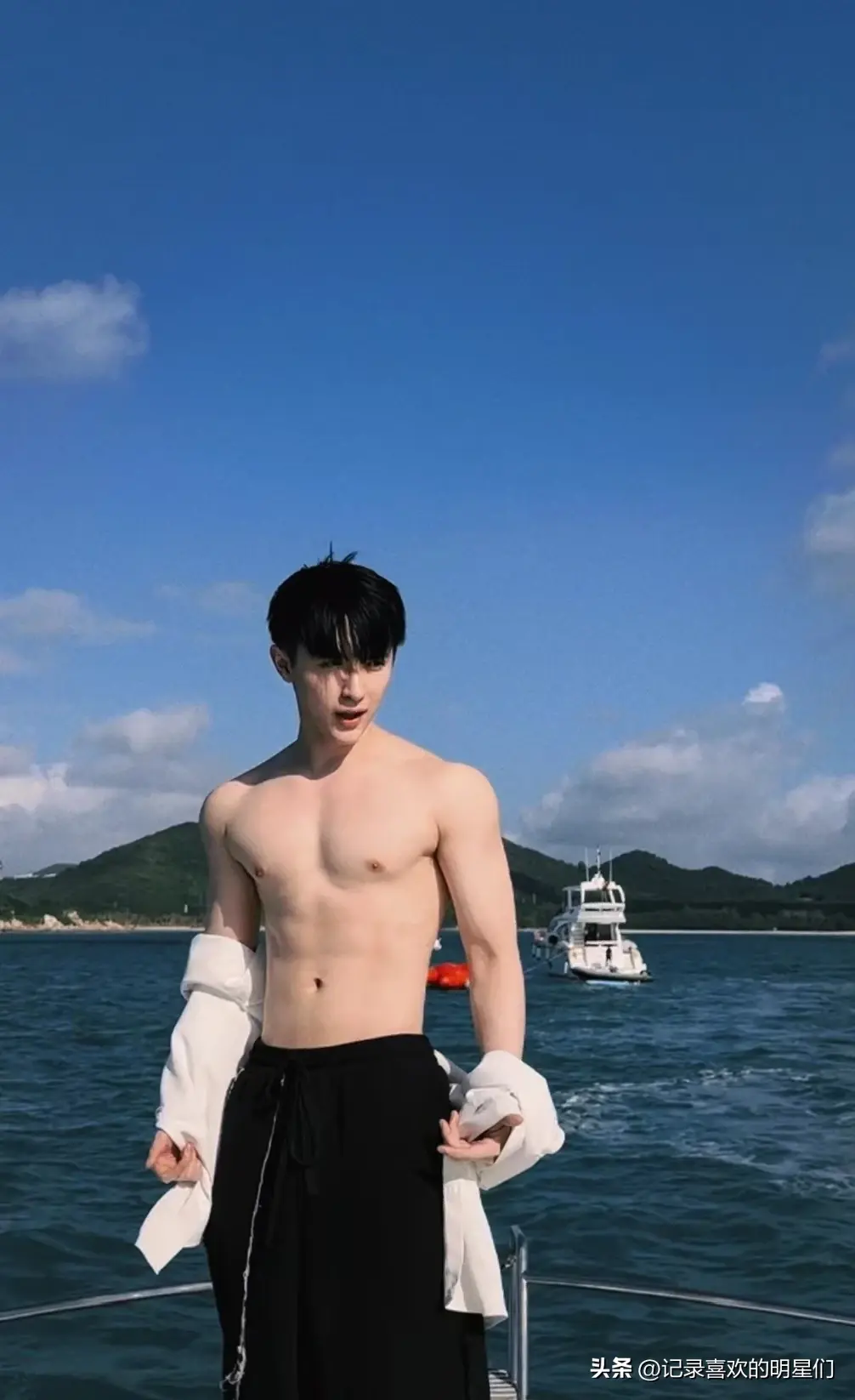 张逸杰新晋男演员,身上散发青春活力满满的气息,自带贵族气质