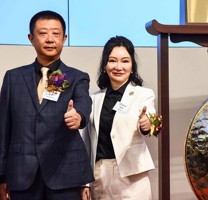 自摸术语是"海底捞月",舒萍灵机一动,店名就叫"海底捞"好了