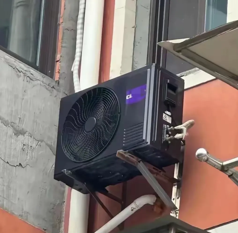 男子说,自己见的空调外机都是白色,还真没见过这种黑色的,看着是真