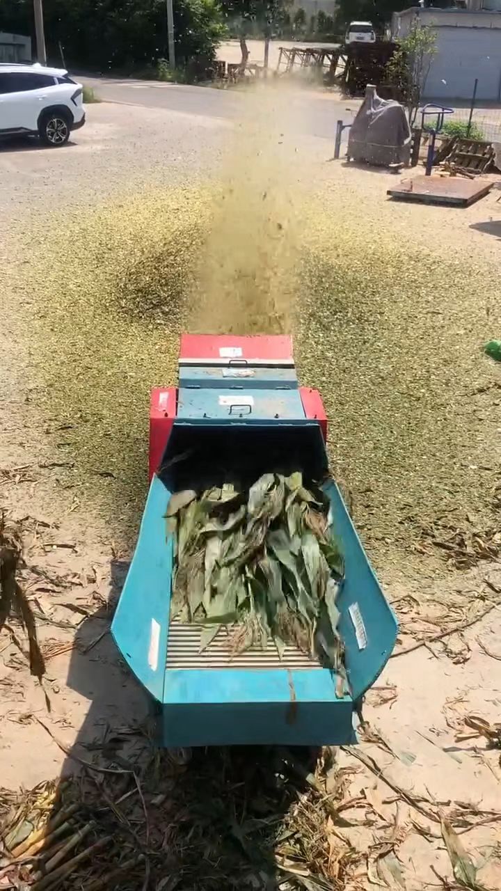 这个铡草机的出草速度有点想不到