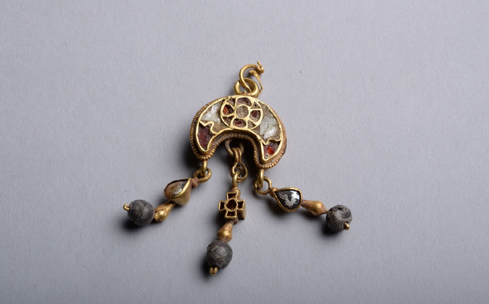 分享一组传世金耳坠,出自拜占庭地区,镶有石榴石和珐琅,高约6cm,重8