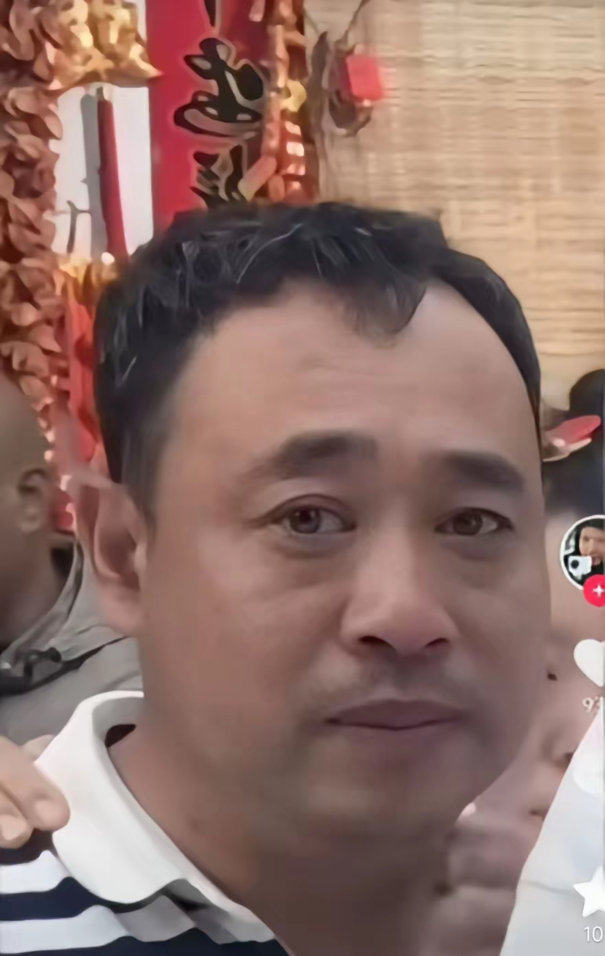 他不仅敢用刀对着打假人的肚子,还敢威胁打假人