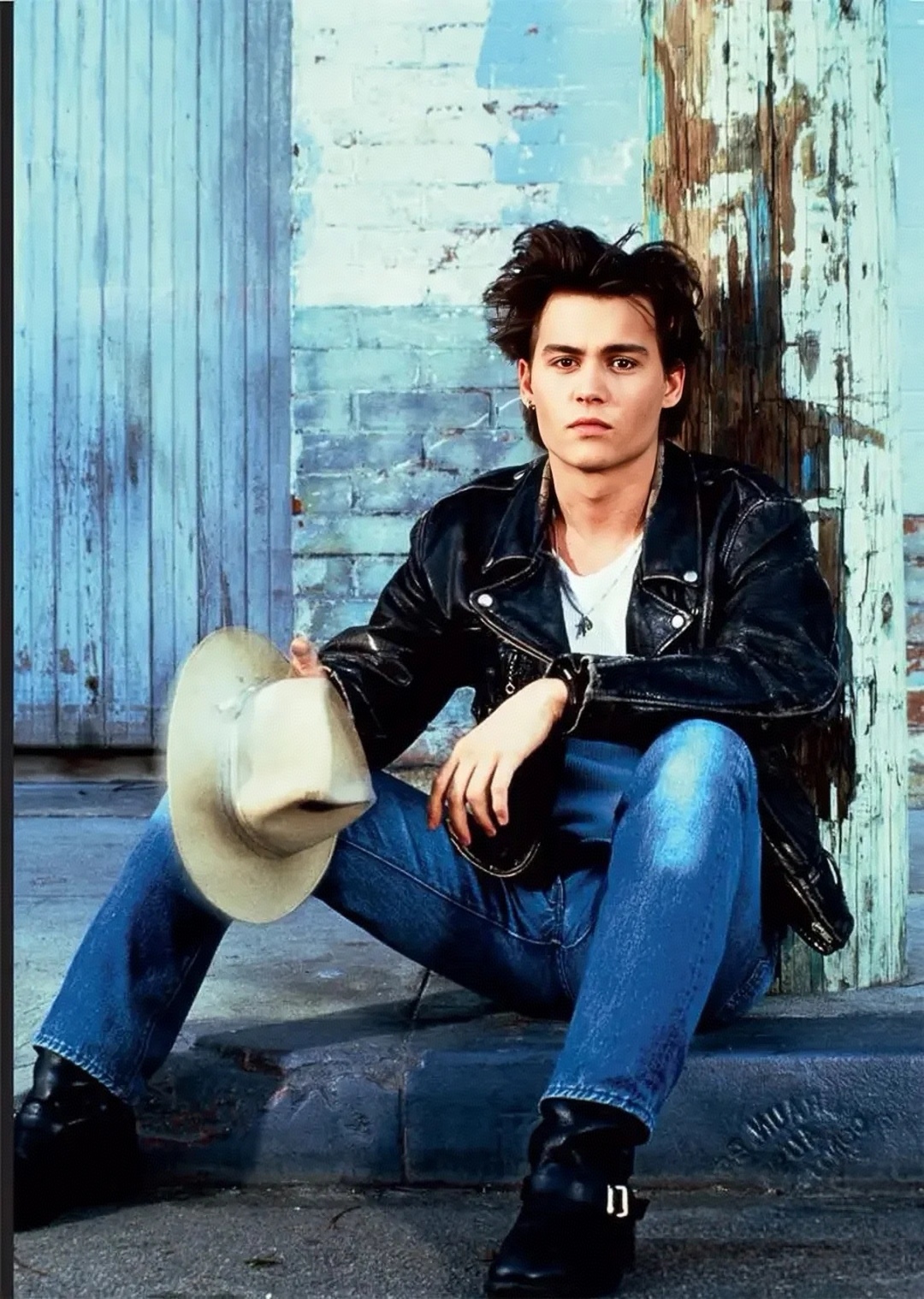 美国男演员约翰尼德普,21岁正式出道,27岁凭借主演《剪刀手爱德华》一