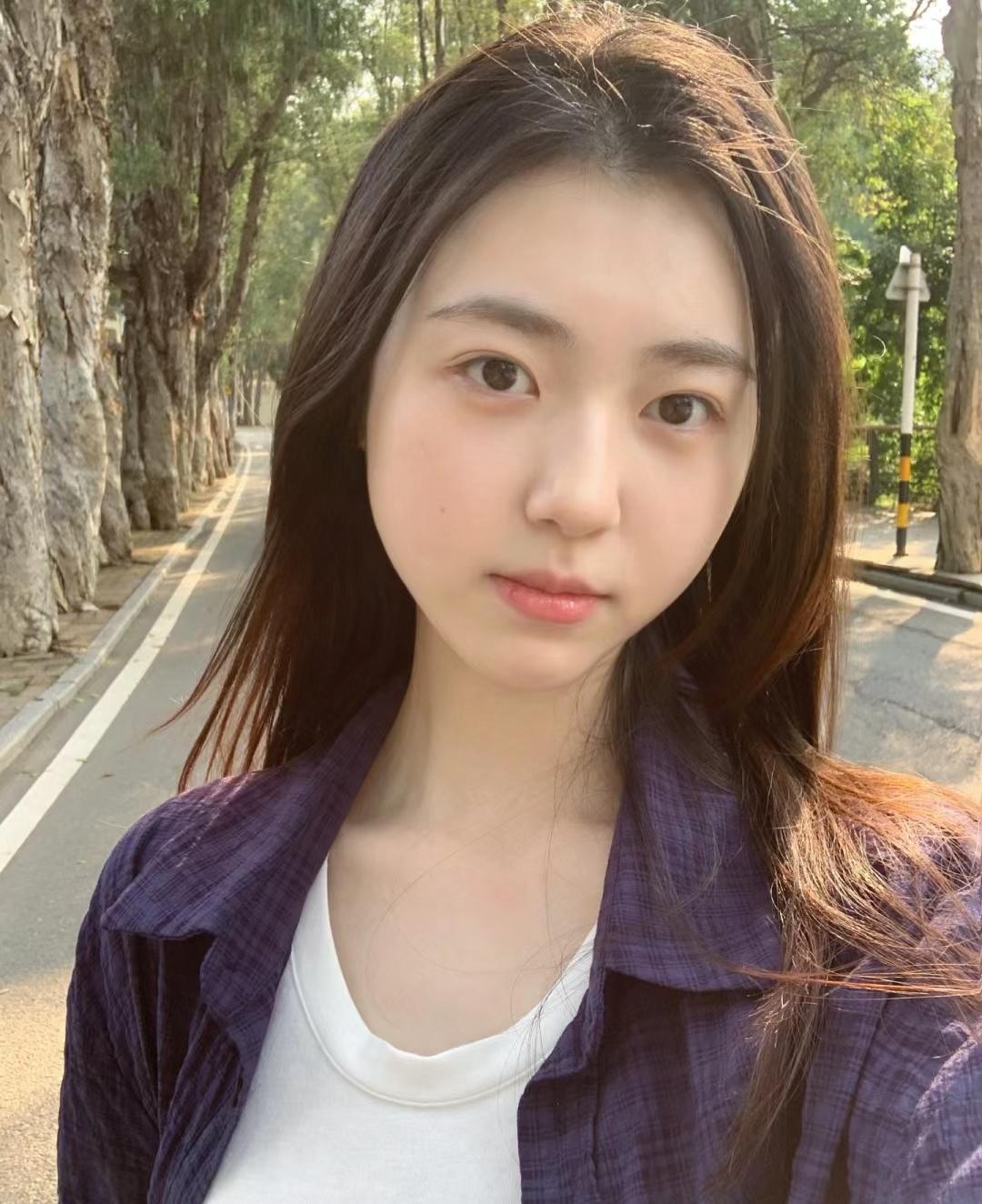 13 岁的晓萱是一个活泼开朗的女孩,她的笑容如同春日的13岁女生脸照片