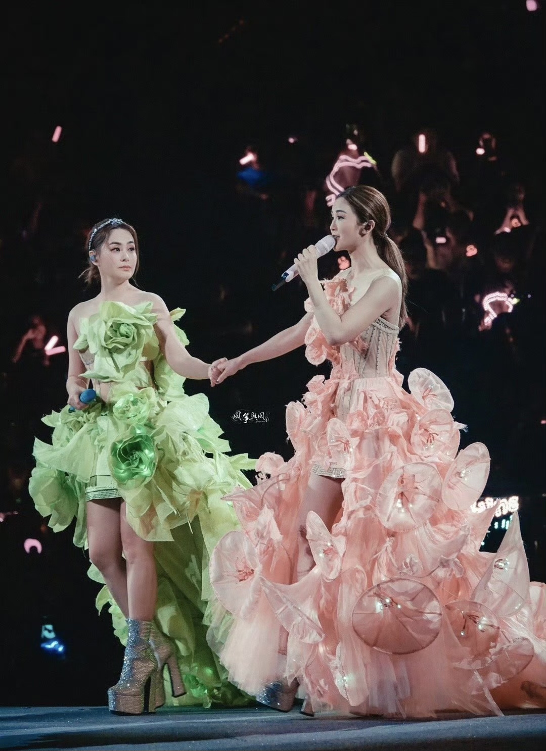 阿sa和阿娇广州演唱会解锁新皮肤一红一绿的蓬蓬裙好像两个移动的