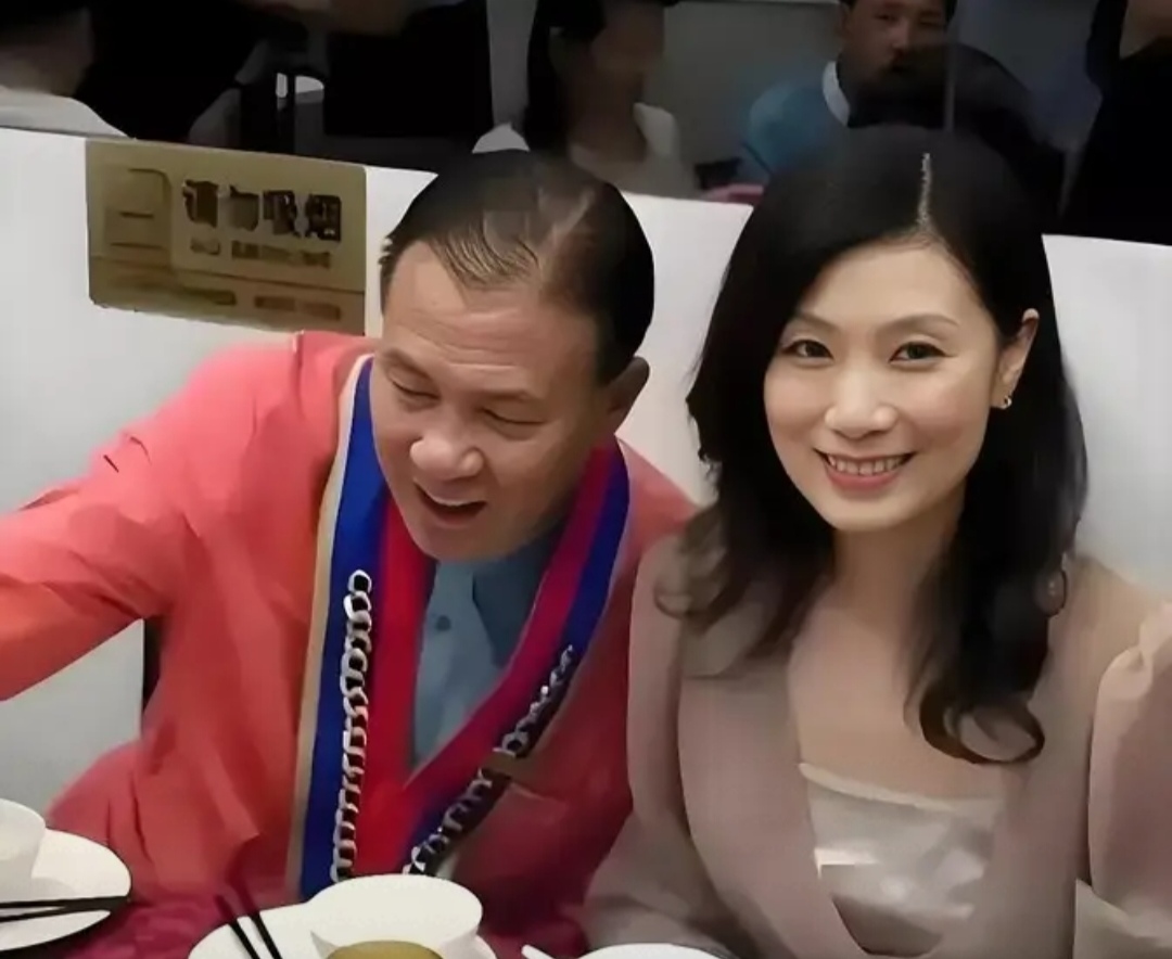 万梓良和郭明黎吃饭,画风差异太大,引得旁人都看呆了!