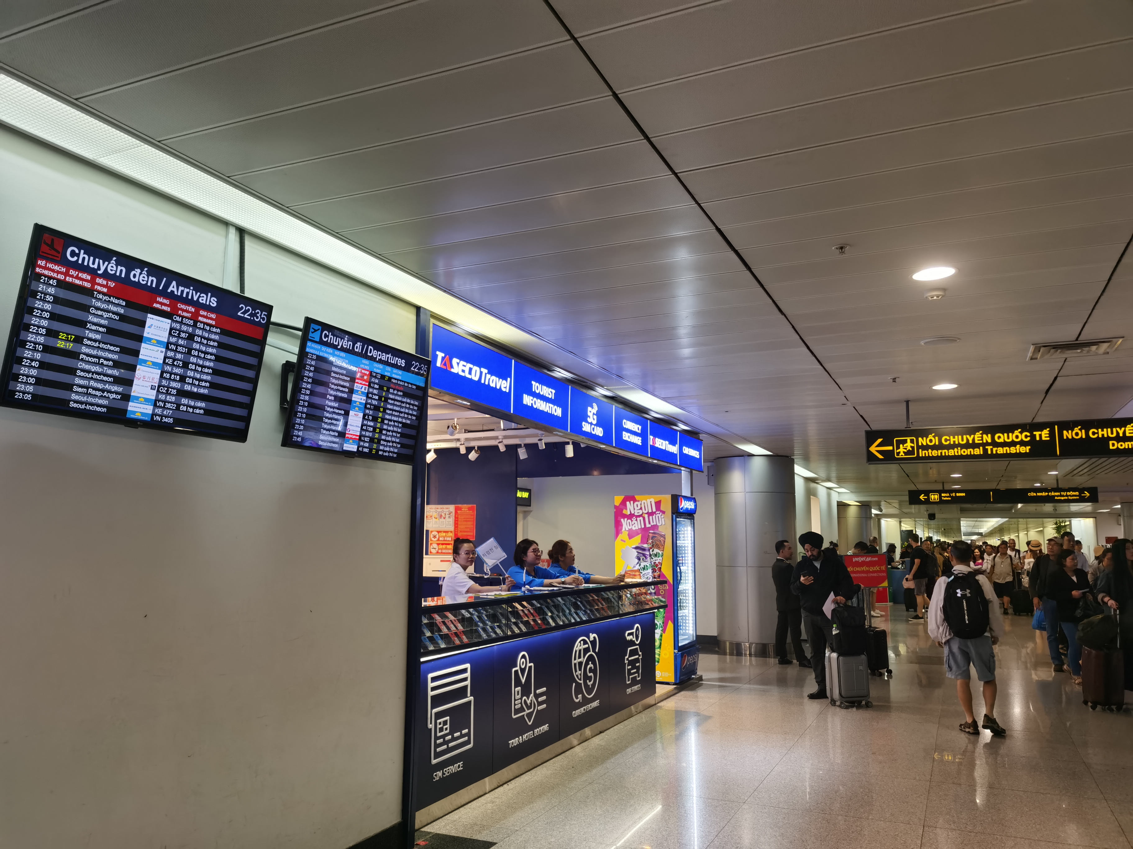 今年很多越南人到四川旅游,在成都天府国际机场遇到很多越南人回国,不