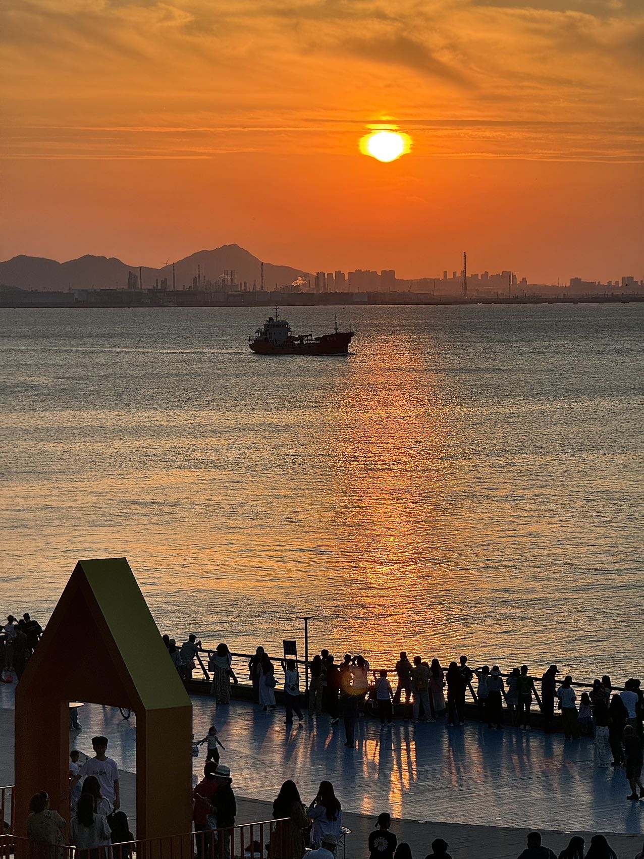青岛海边落日真的太浪漫了! 后海广场,好多人已经聚在这里等待落日