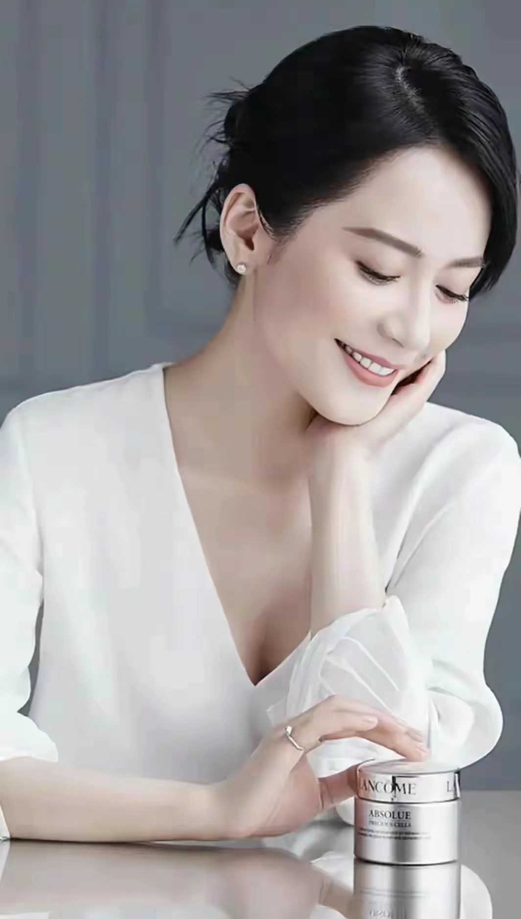 不老女神俞飞鸿,是超越了年龄的界限,是时间也无法剥夺的韵味
