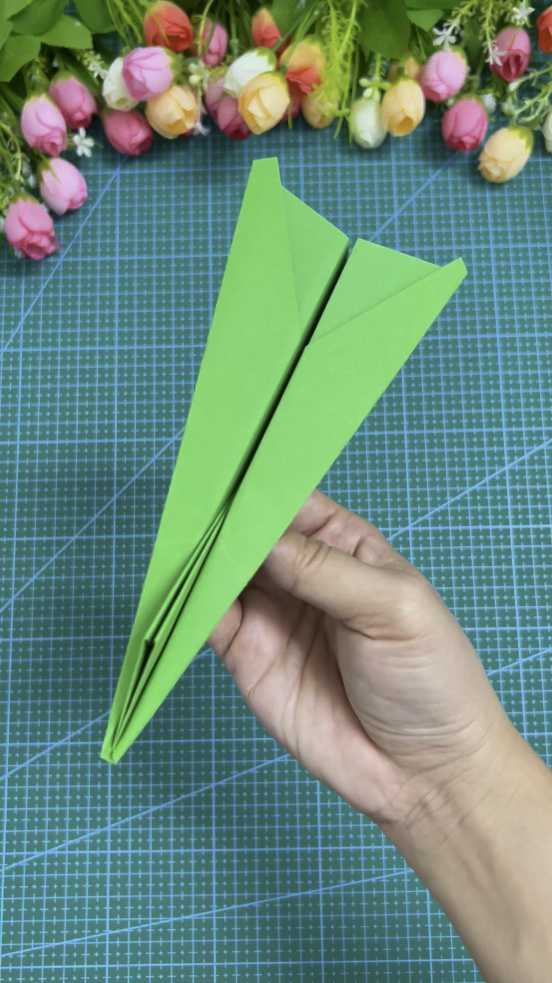 传说能飞100米的纸飞机,折法非常简单,跟着视频折就能学会