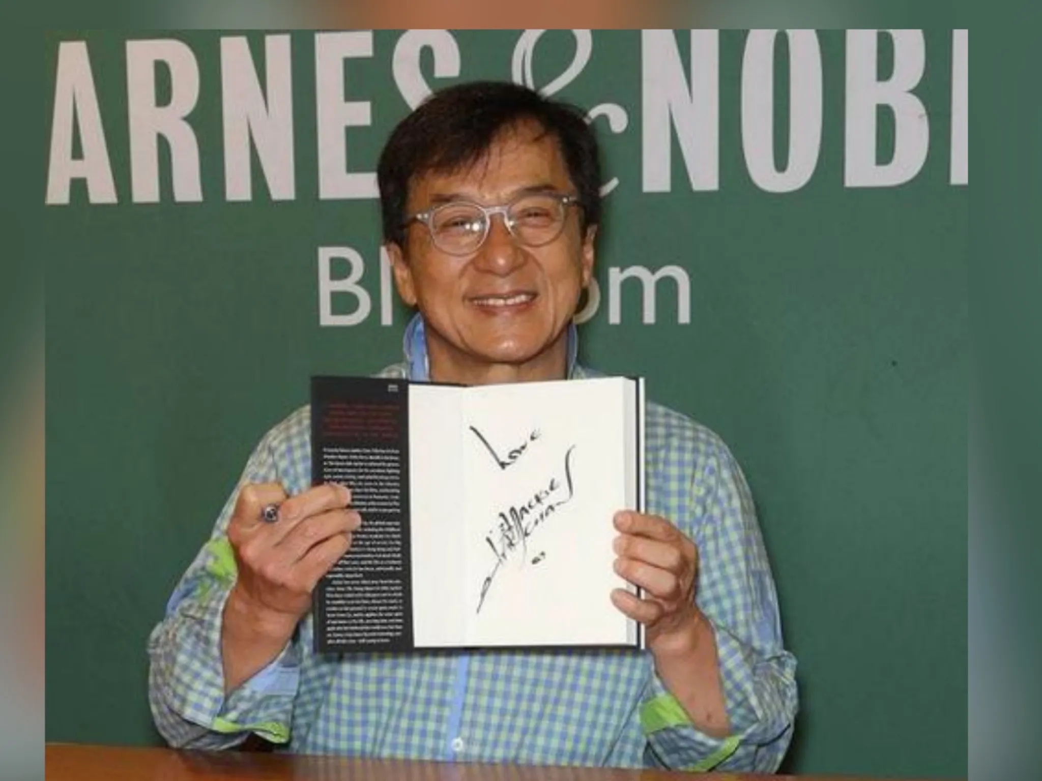 "70岁成龙大哥神秘现身,30年影迷圆梦签名:惊喜悬念即将揭晓"