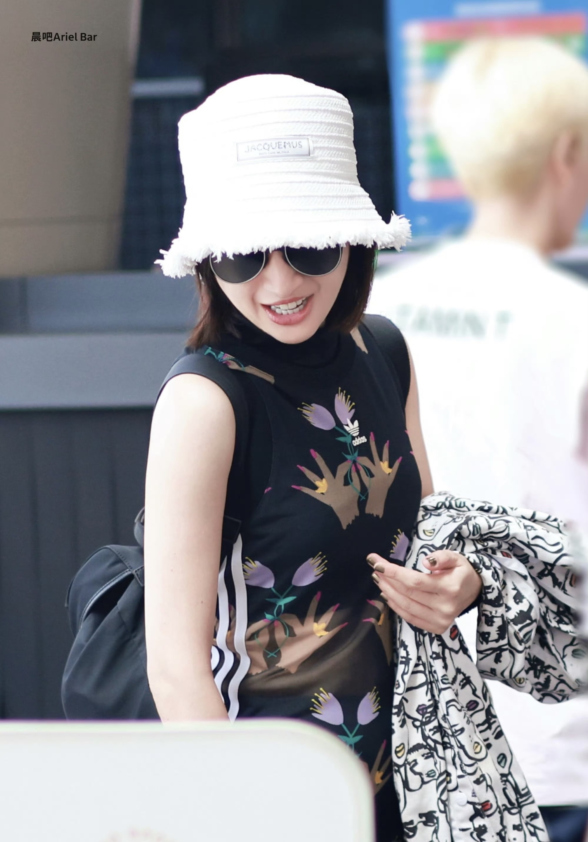 林依晨还是那个可爱的样子,在机场遇到小朋友,比心也超可爱有没有?