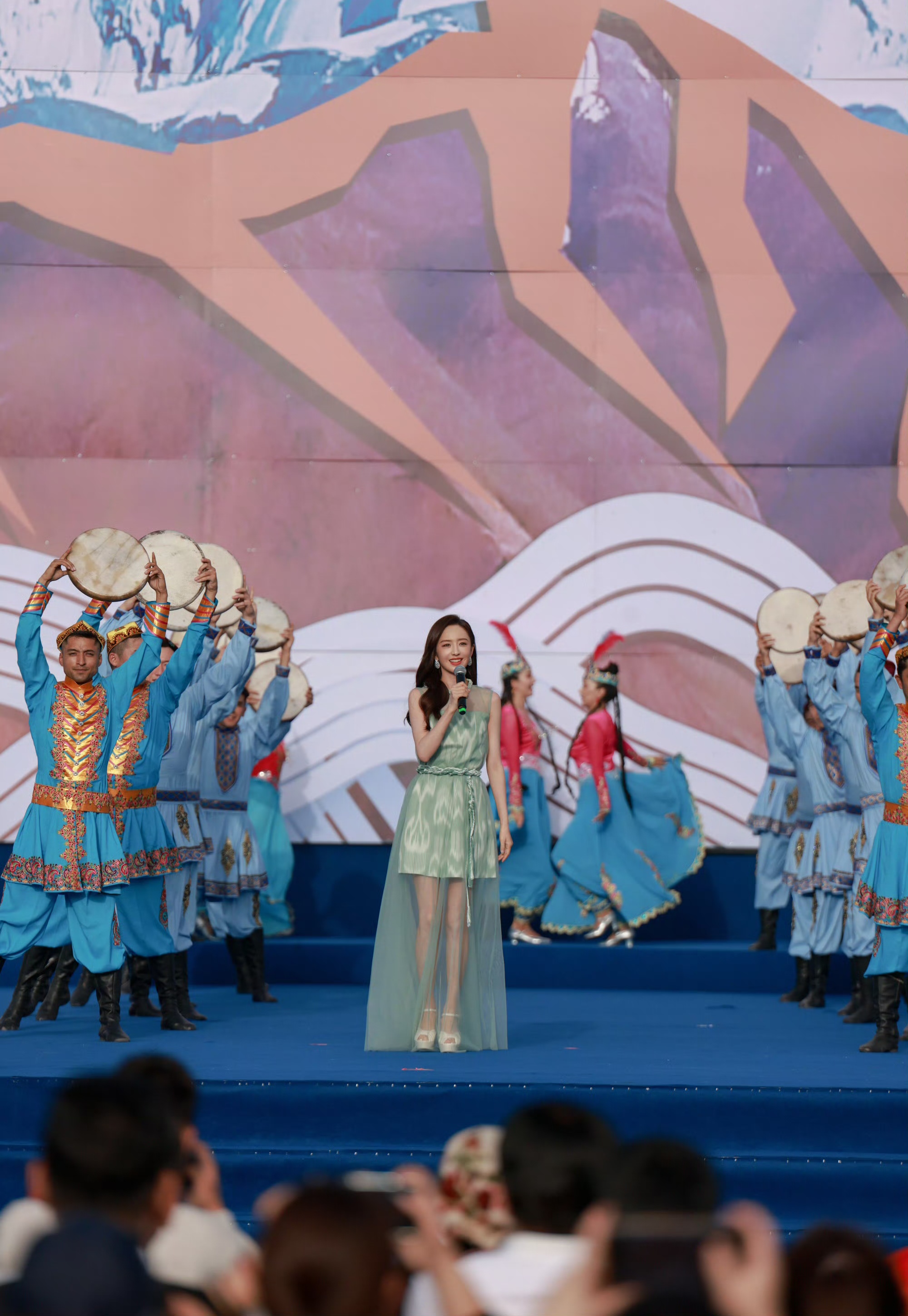 佟丽娅回新疆了这次她是去慰问演出的绿纱下的她惟妙惟肖好像还是