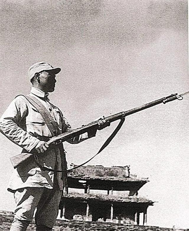 50名八路与9日寇拼刺刀,被刺倒一片,杨成武无奈:每班配一支矛杨成武