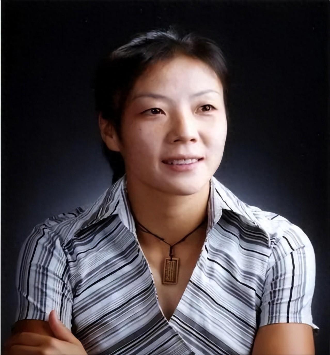 前女足国脚张欧影在美国去世:临终前,老公为其穿上7号球衣