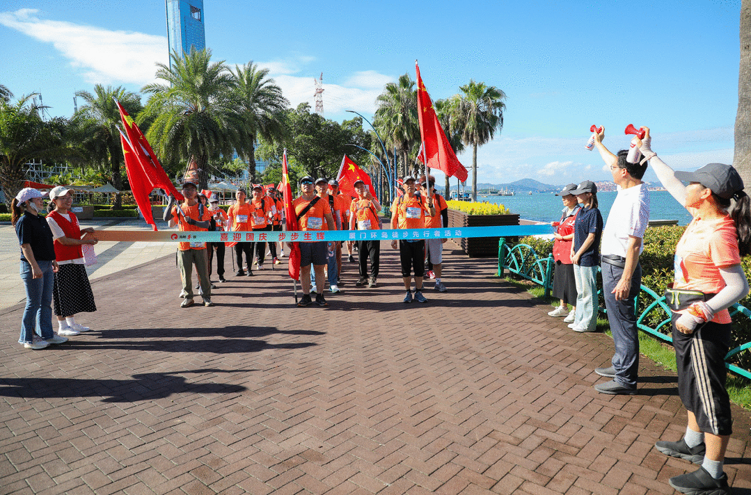 超燃!约11小时,他们徒步环厦门岛,创造国旗环岛一圈新纪录