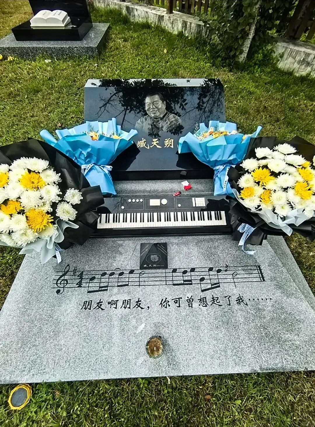 在河北省保定市的华龙皇家陵园该陵园与清西陵崇陵的后墙仅隔200米