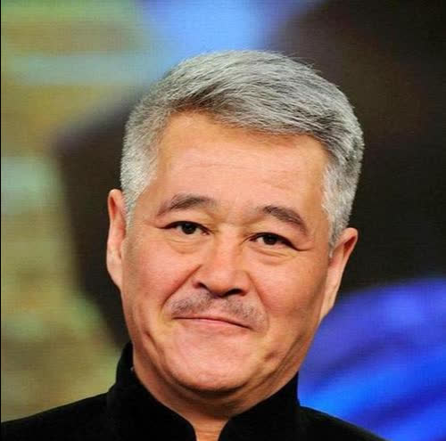 有一次,王小利偷接私活,赵本山让他跪下认错,还罚款 10 万元,王小利不