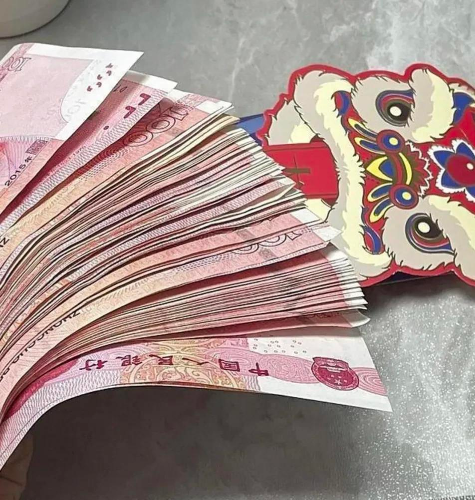 可她走后,我在餐桌发现一沓钱.以为她忘了拿,立刻打电话.
