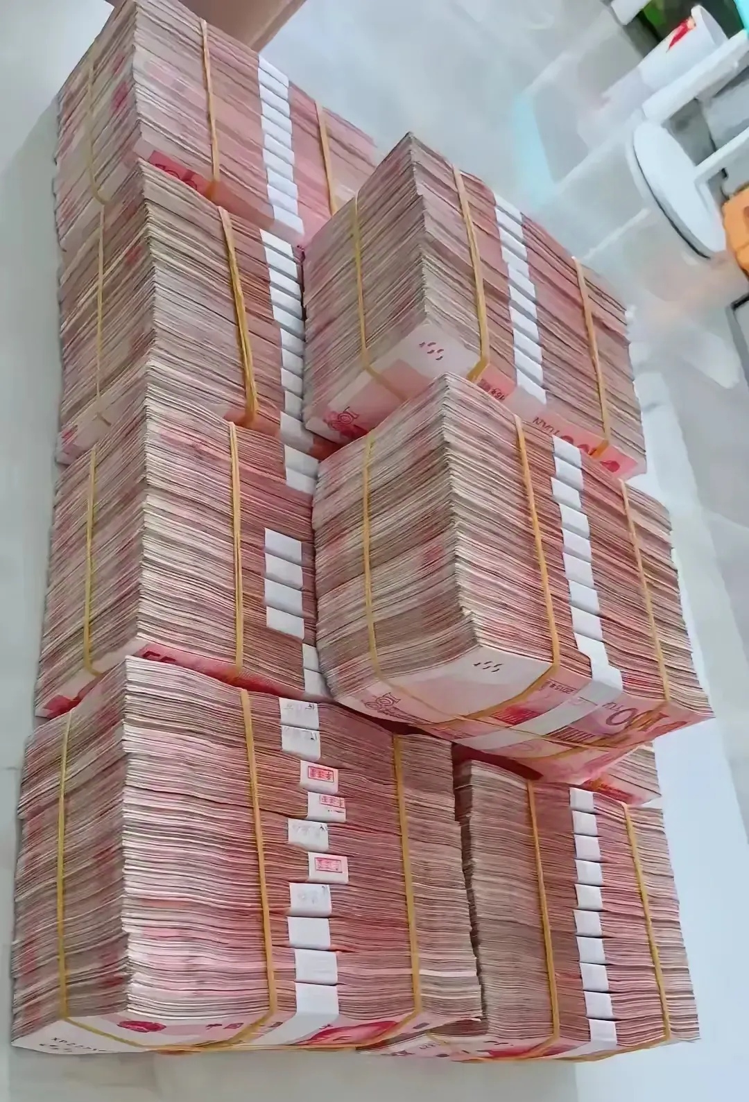 了   我刷到那张图的时候一开始确实想滑过去可不知钞票堆放图片