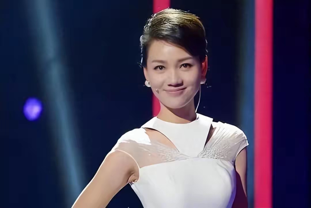 她是著名美女主持人,嫁给神秘老公生下三个孩子,50岁宛如少女