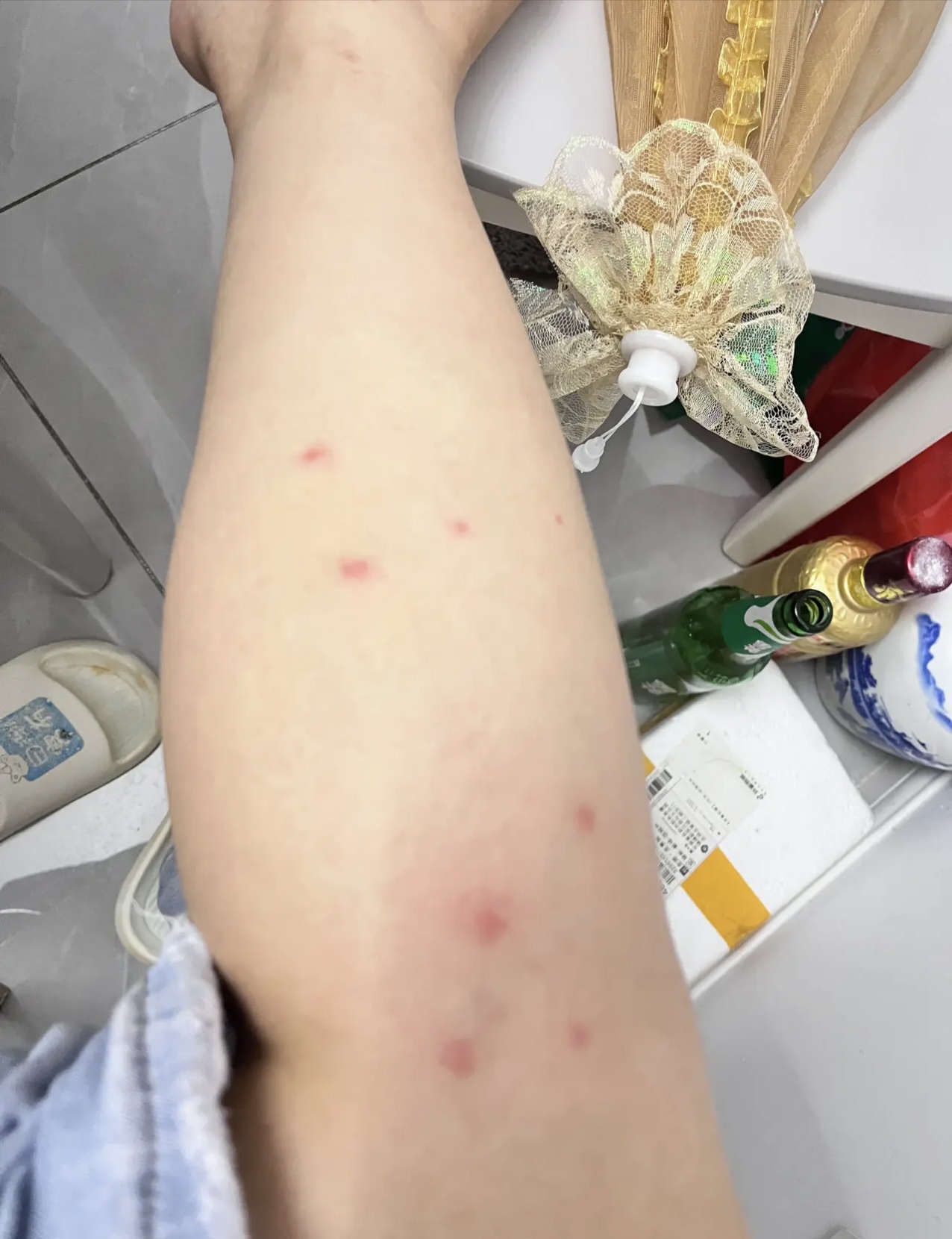 车子里,一家四口,卷在车子里,別提多难受了,晚上觉也没睡好,蚊子又多