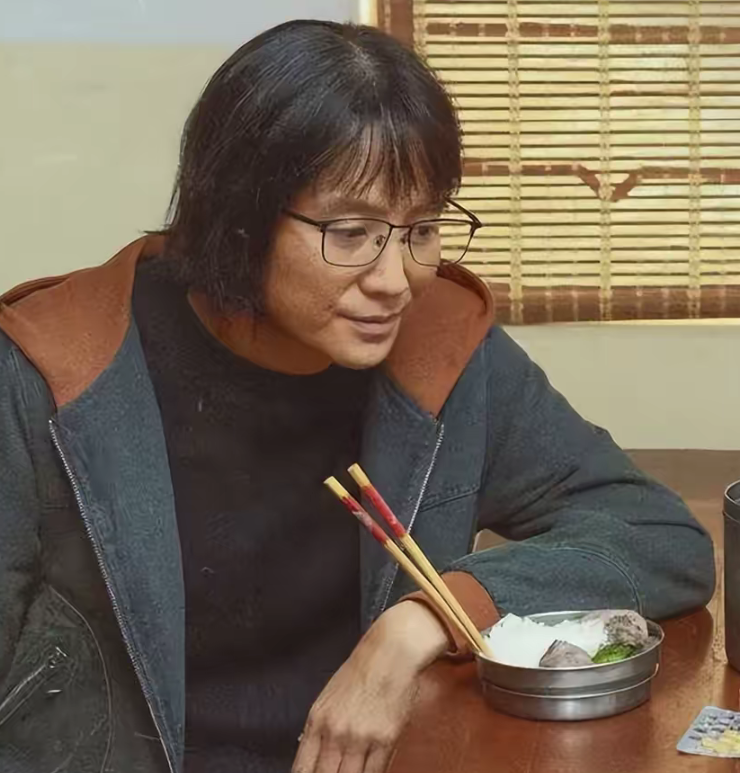 这部剧就像一颗投入平静湖面的石子,激起了层层涟
