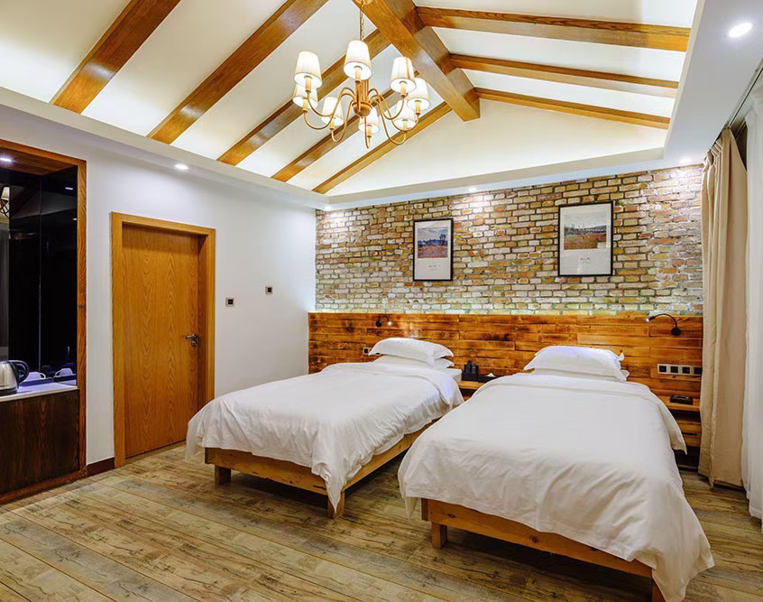 深秋的那拉提草原,有一种色彩斑斓的美,红黄蓝绿