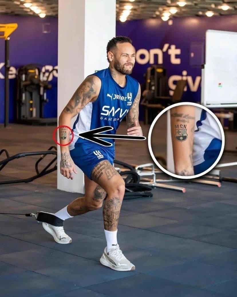 内马尔的胳膊上还纹着巴萨的队徽,心系老东家