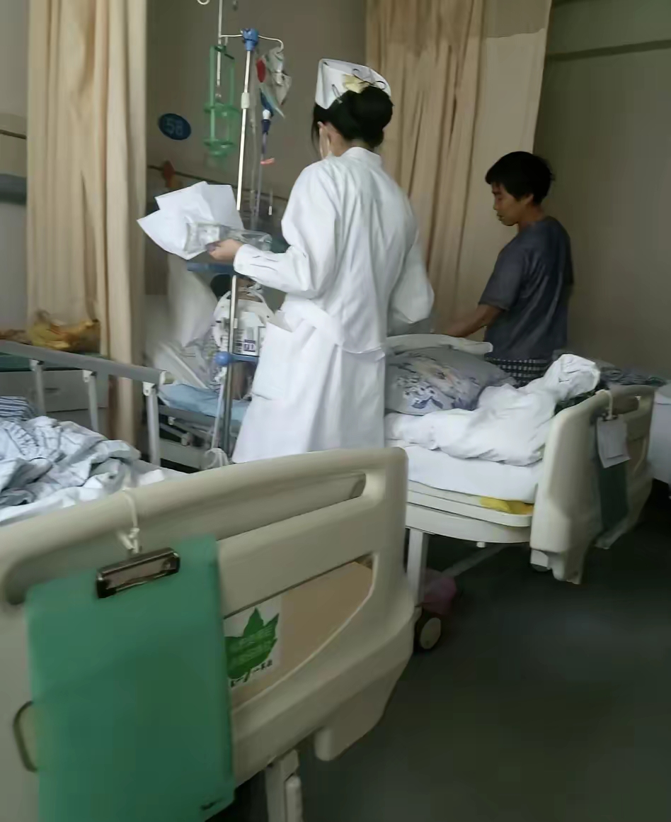 我妈生病住院,我没日没夜地伺候了二十多天,同病房的都羡慕我妈,你