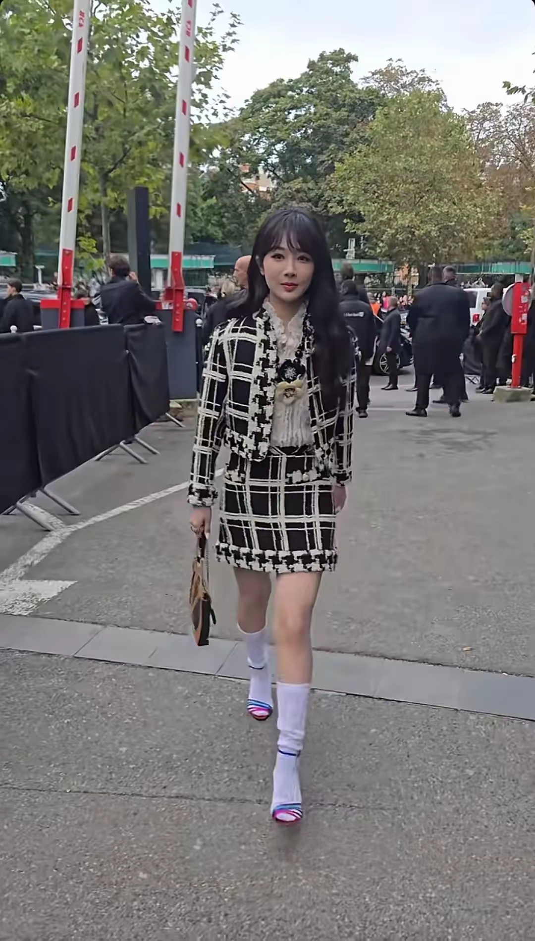第一眼看上去还挺好看的,但看到白袜子凉鞋的时候就有点搞不懂了
