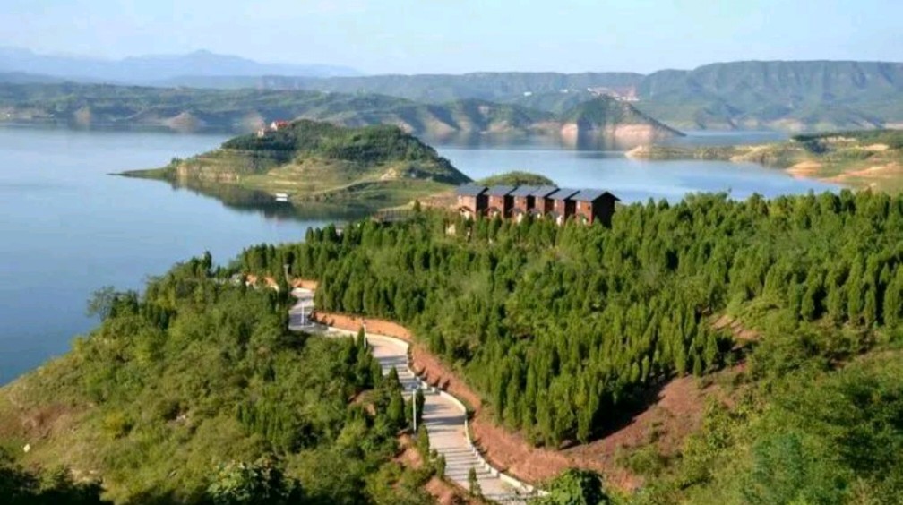 是孟津县邙山的最高峰,这里三面环水,被小浪底水库所包围,曾因出现过