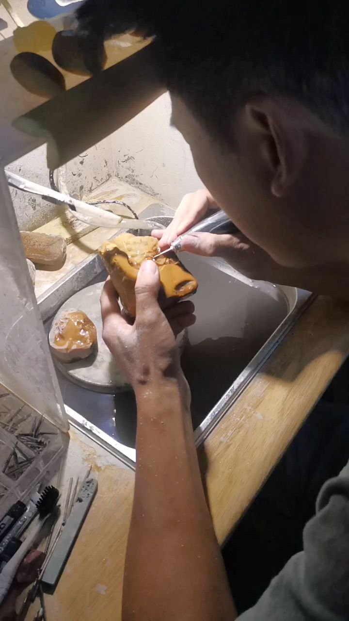 黄蜡石雕刻师曾淼老师在创作