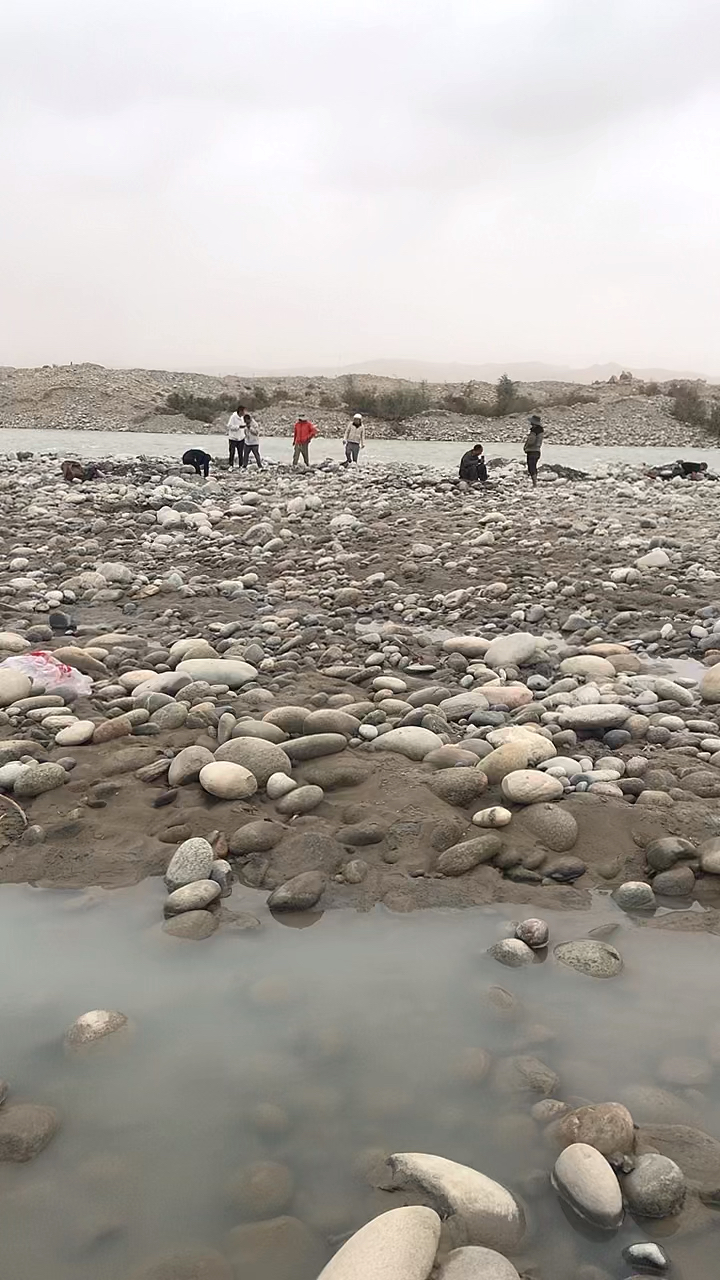 新疆玉龙卡什河 ,多少人一夜暴富的一条河.玉农在辛苦挖玉