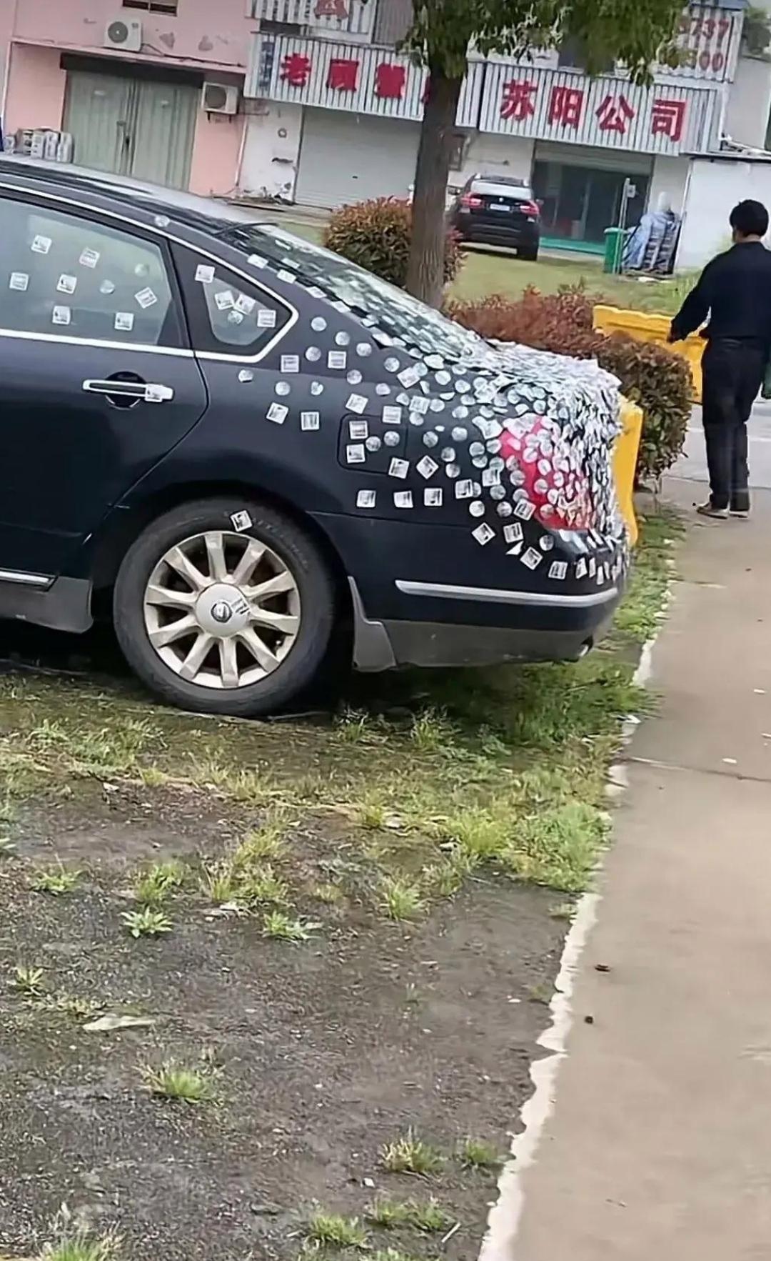 瞧瞧,我就几天不在家,我的车就被搞成这样了,停在我自家门口招谁惹谁