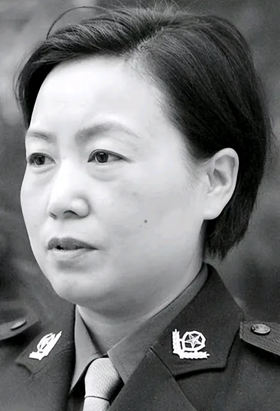 突然,一个穿着袈裟的和尚从背后捂住她的嘴,随后将她拖进小树林