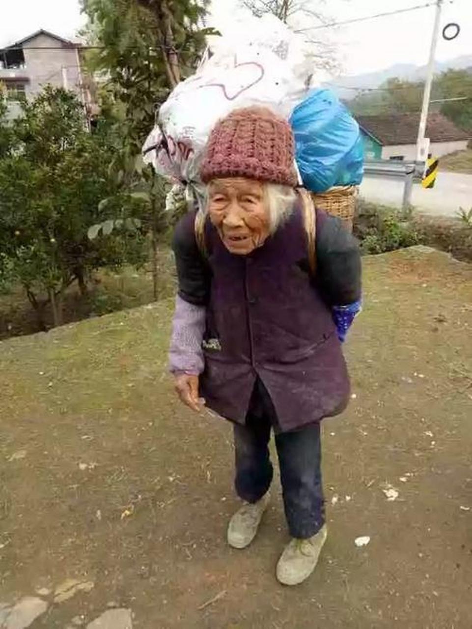 婆婆爱捡垃圾在小区里了出了名,起早贪黑,甚至坐着公交车去十几站以外