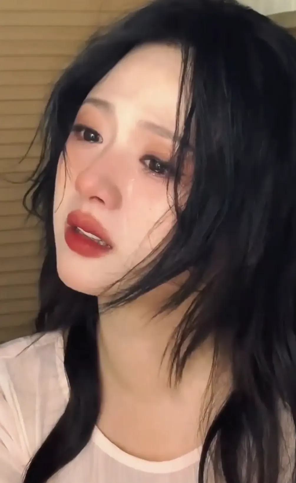 开口讲述旅途中的见闻时,妻子抢先一步,语气冰冷地说道:"你红颜有艾滋