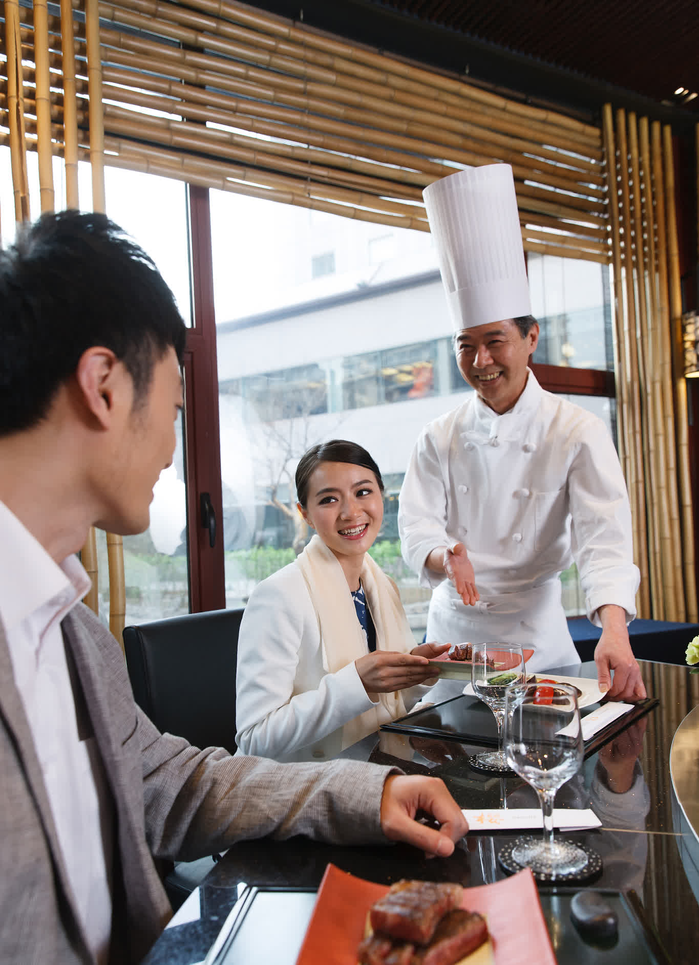 去餐厅吃饭,服务员上菜时汤洒了到我身上,我什么也没说