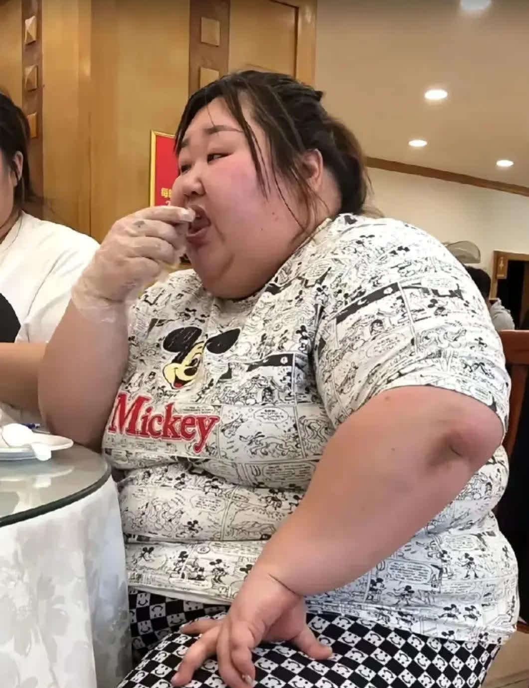 老板快要抓狂了……  在湖南,有一个体重达 300 斤的胖姑娘来到店里吃