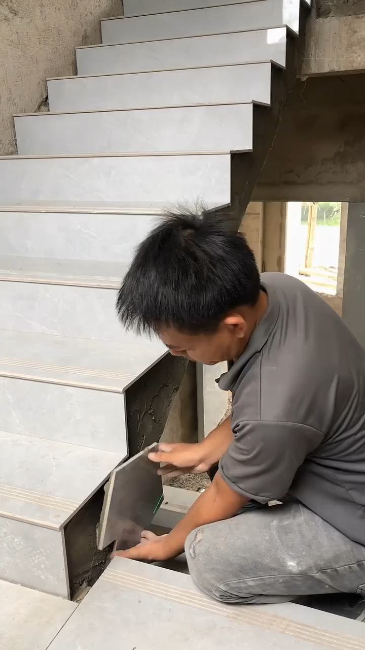 楼梯踏步包边贴瓷砖