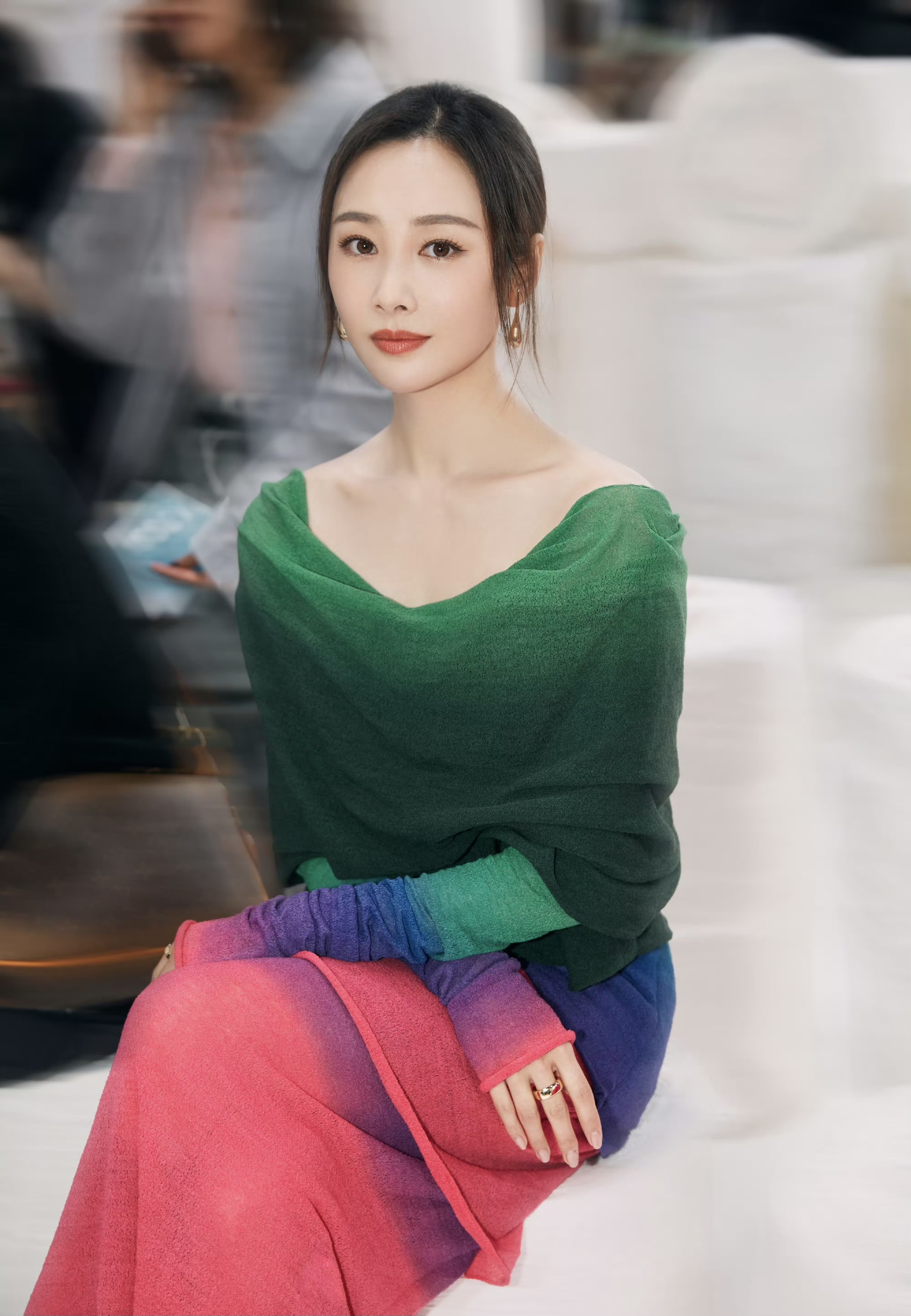 李纯这个彩虹色衣服真是好看,显得她更漂亮了
