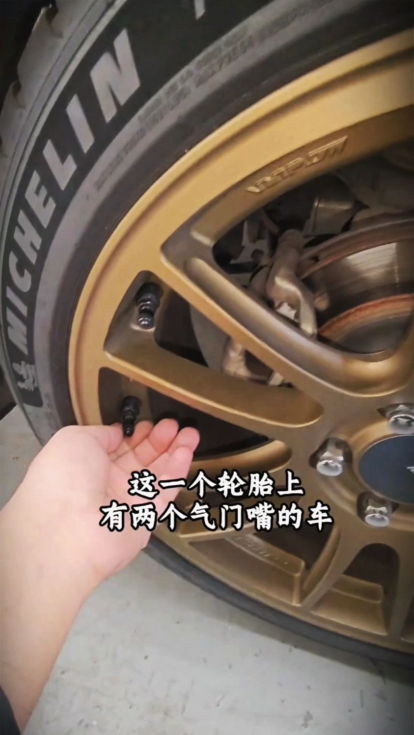 修车这么多年,第一次见有两个气门嘴的轮胎!