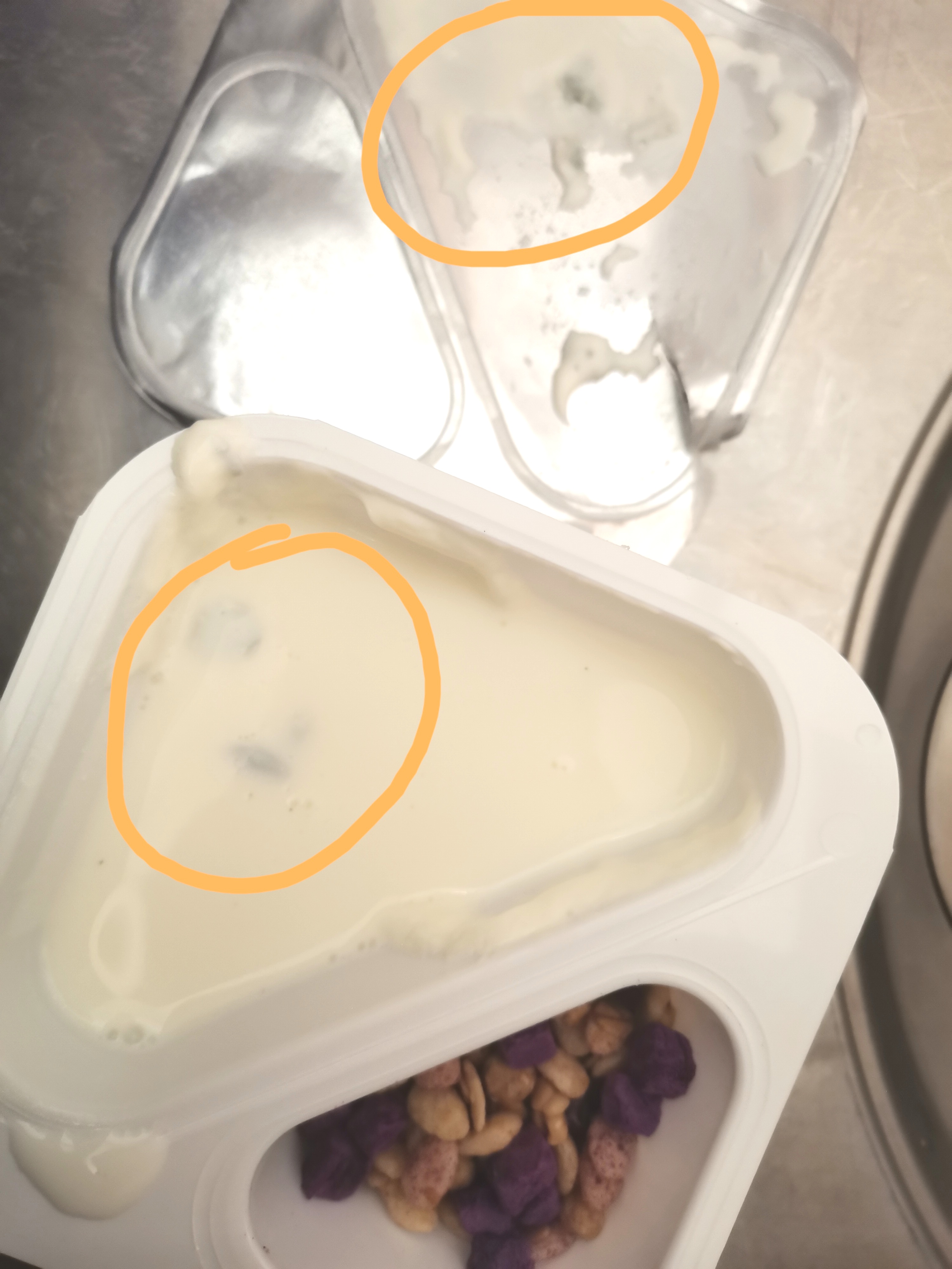 差点喝了长毛发霉的酸奶,喝酸奶牛奶之类的打开盒子后一定先看看闻闻